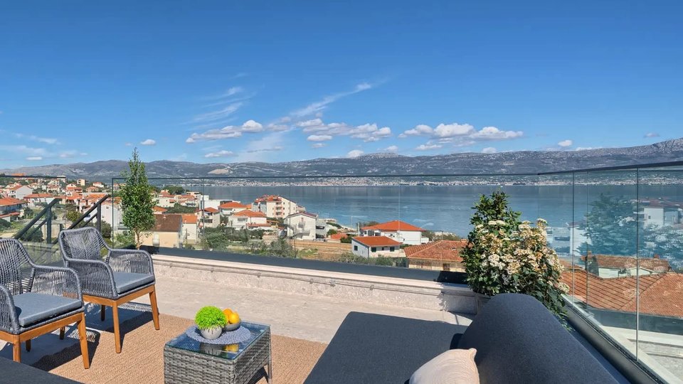 Luksuzni penthouse s strešno teraso 100 m od plaže na otoku Čiovo!