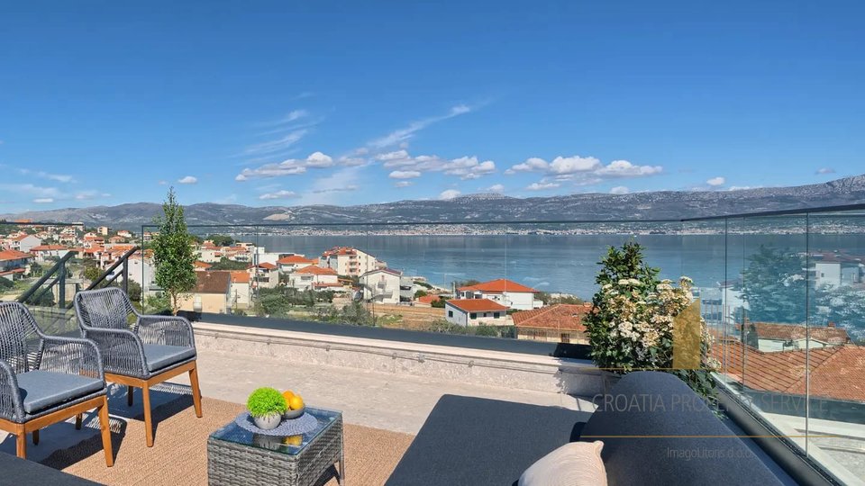 Luxury penthouse with roof terrace 100 m from the beach on the island of Čiovo!