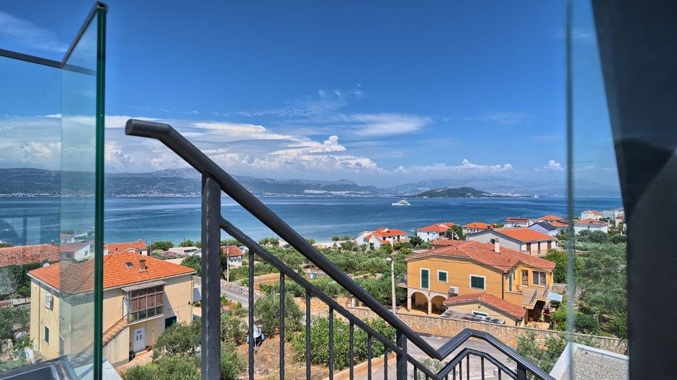 Luksuzni penthouse s strešno teraso 100 m od plaže na otoku Čiovo!