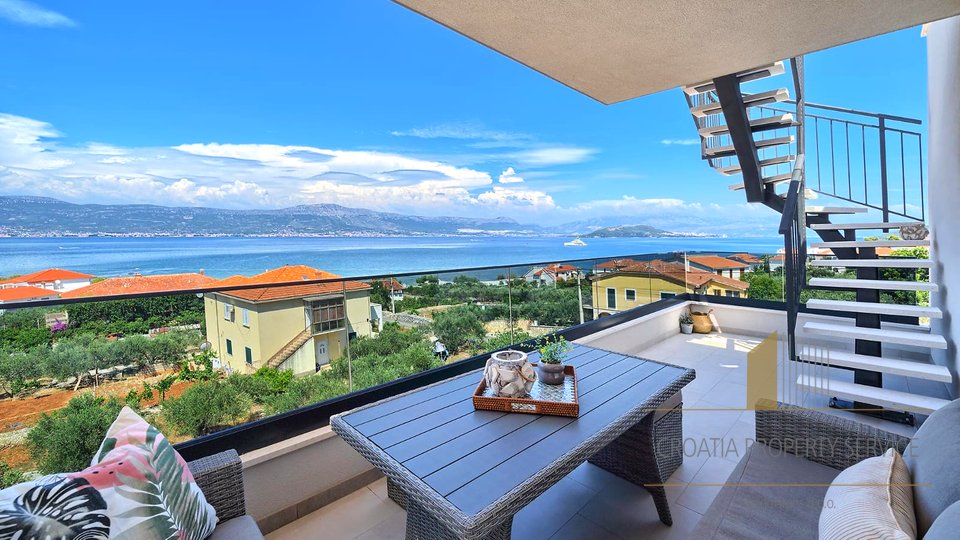 Luxury penthouse with roof terrace 100 m from the beach on the island of Čiovo!