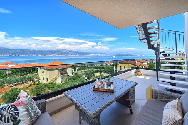 Luxury penthouse with roof terrace 100 m from the beach on the island of Čiovo!