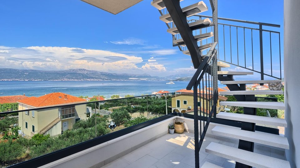 Luksuzni penthouse s krovnom terasom 100 m od plaže na otoku Čiovu!