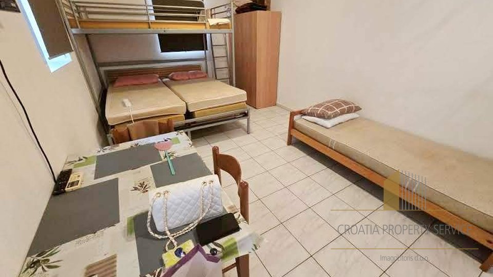 Apartmajska hiša s strešno teraso v središču Makarske - idealna naložba v turizmu!