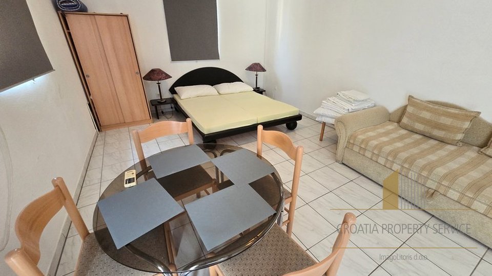 Apartment house with a roof terrace in the heart of Makarska - an ideal investment in tourism!