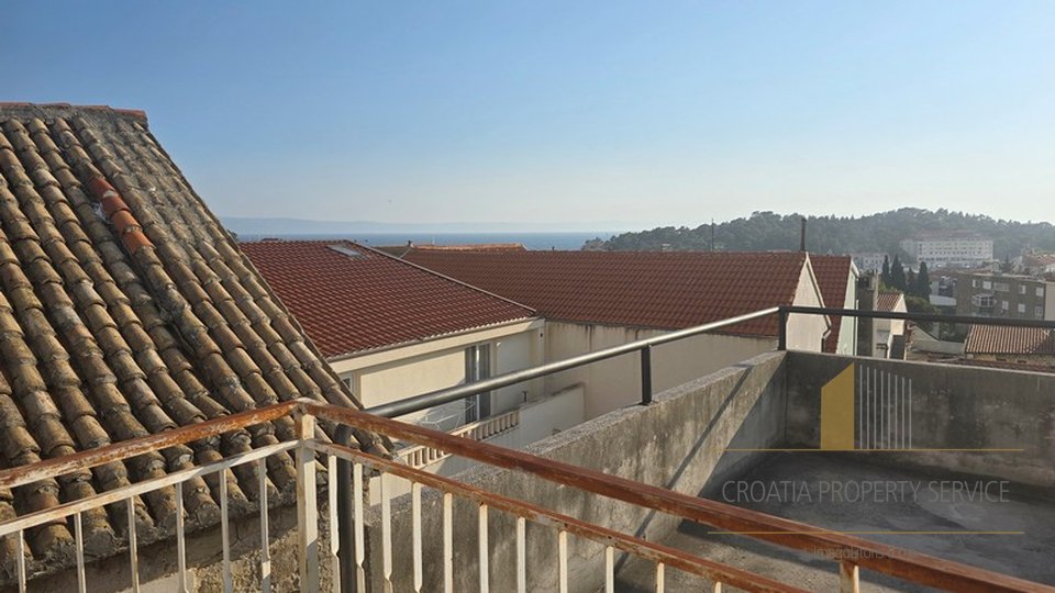 Apartment house with a roof terrace in the heart of Makarska - an ideal investment in tourism!