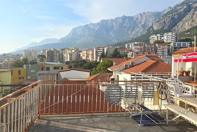 Apartment house with a roof terrace in the heart of Makarska - an ideal investment in tourism!