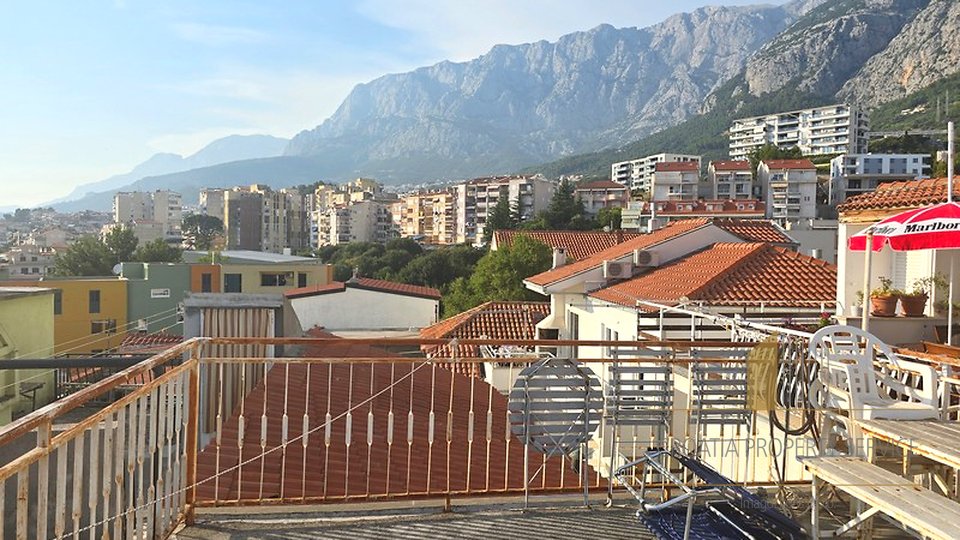 Apartmajska hiša s strešno teraso v središču Makarske - idealna naložba v turizmu!