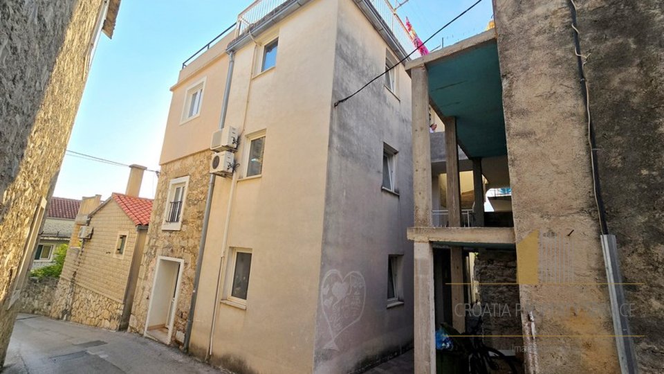 Apartment house with a roof terrace in the heart of Makarska - an ideal investment in tourism!