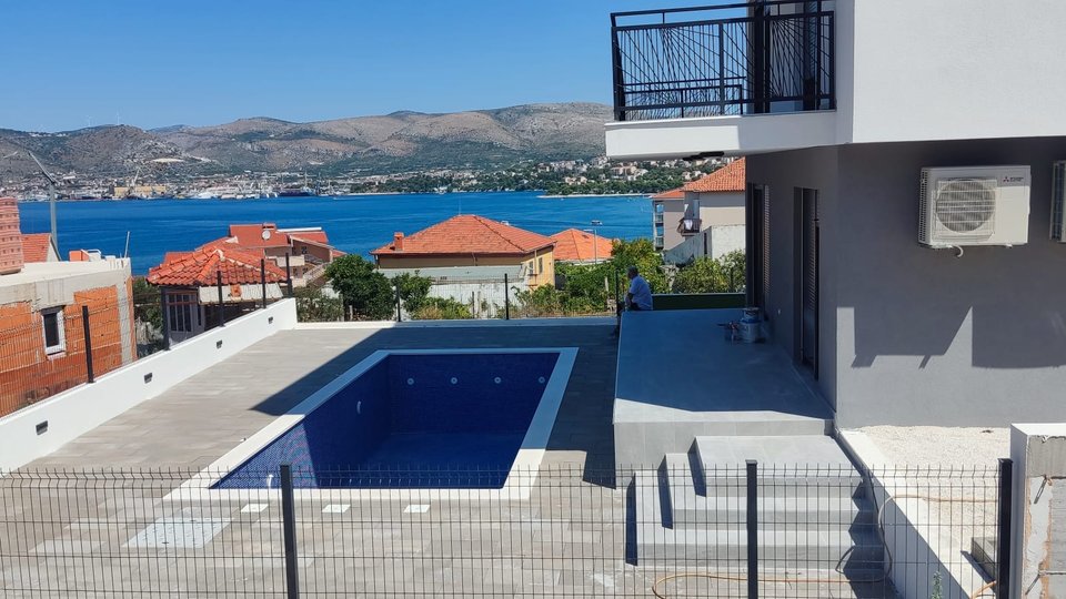 Apartment mit Pool in einem neuen städtischen Gebäude auf der Insel Čiovo!