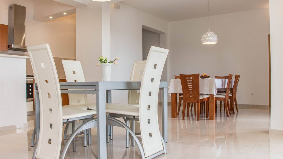 Prekrasna apartmanska  vila prvi red uz plažu na otoku Braču!