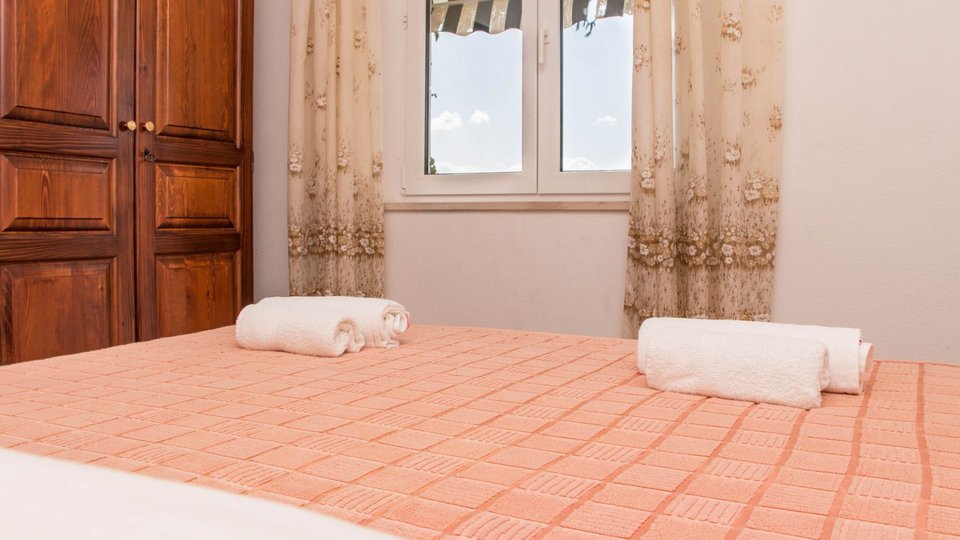 Prekrasna apartmanska  vila prvi red uz plažu na otoku Braču!