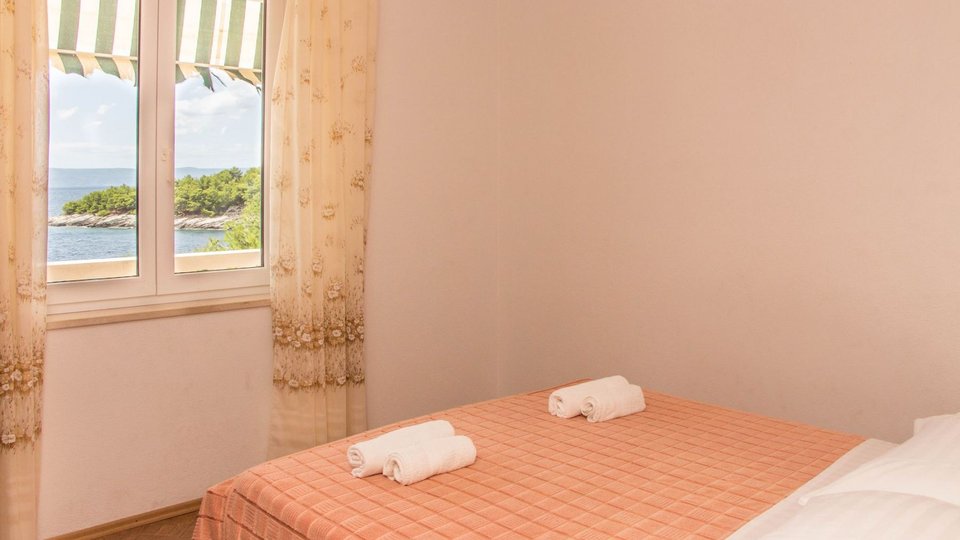 Prekrasna apartmanska  vila prvi red uz plažu na otoku Braču!