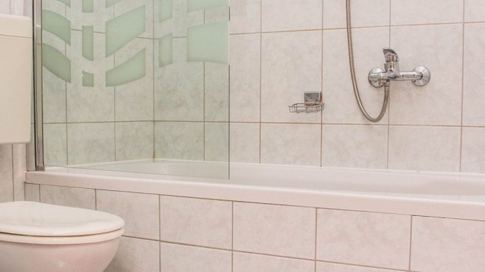 Prekrasna apartmanska  vila prvi red uz plažu na otoku Braču!