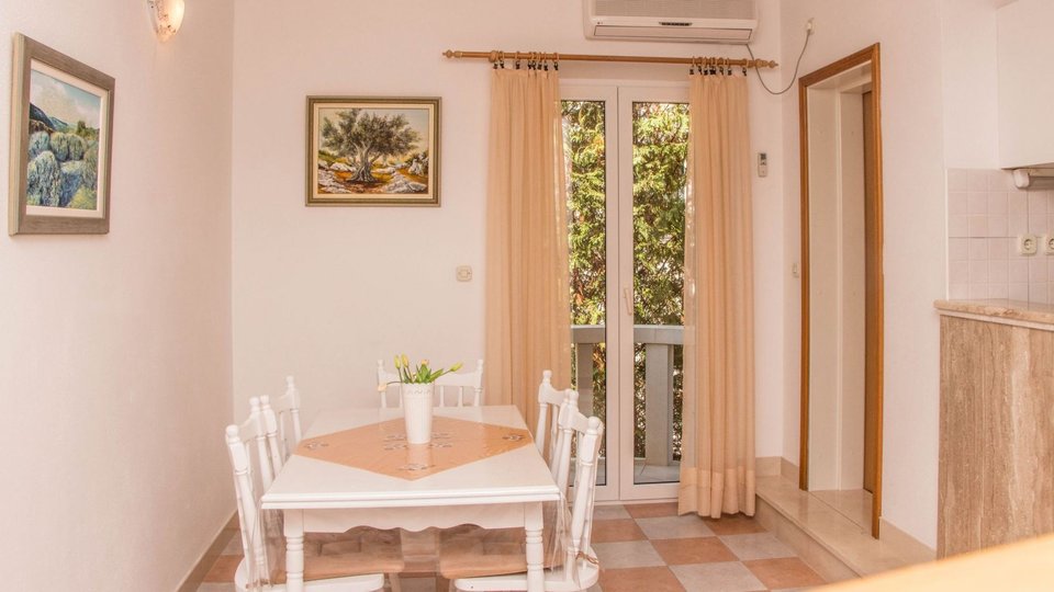 Prekrasna apartmanska  vila prvi red uz plažu na otoku Braču!