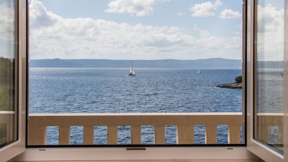 Wunderschöne Apartmentvilla in erster Reihe direkt am Strand auf der Insel Brač!