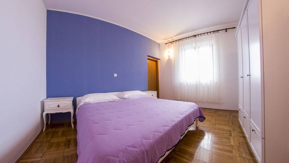 Prekrasna apartmanska  vila prvi red uz plažu na otoku Braču!