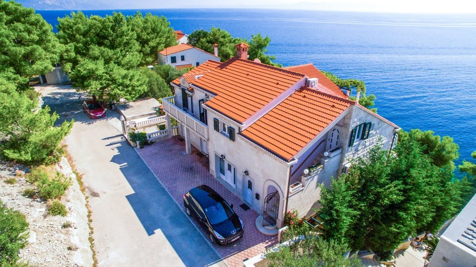 Beautiful apartment villa in the first row next to the beach on the island of Brač!