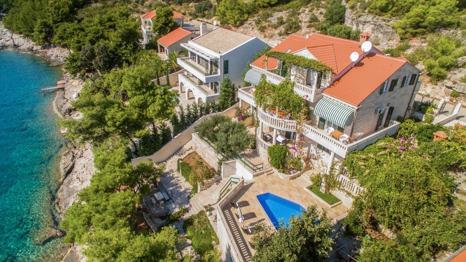 Prekrasna apartmanska  vila prvi red uz plažu na otoku Braču!