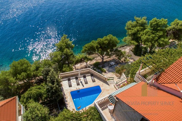 Beautiful apartment villa in the first row next to the beach on the island of Brač!