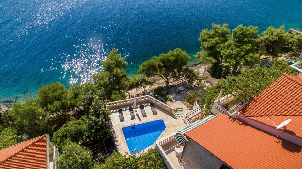 Beautiful apartment villa in the first row next to the beach on the island of Brač!