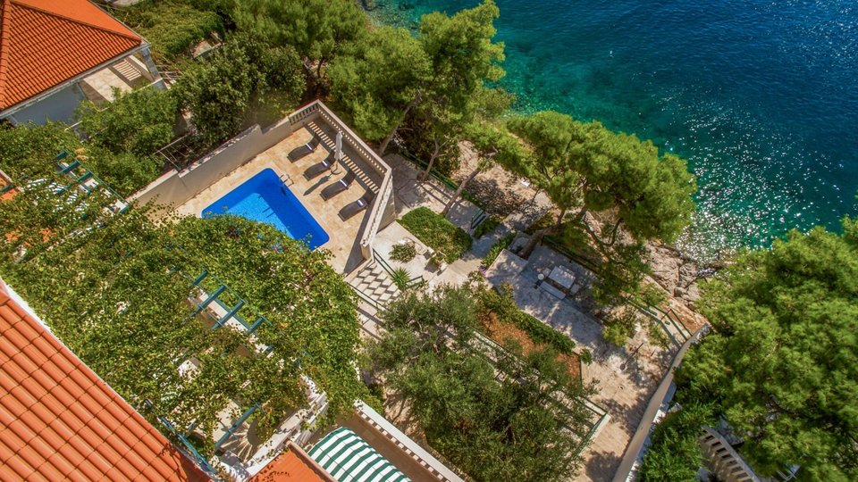 Beautiful apartment villa in the first row next to the beach on the island of Brač!