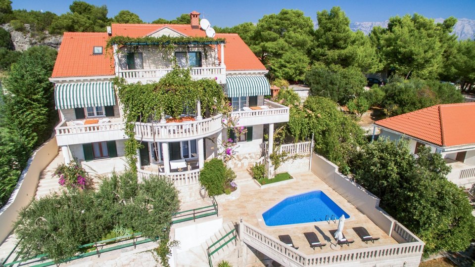 Beautiful apartment villa in the first row next to the beach on the island of Brač!