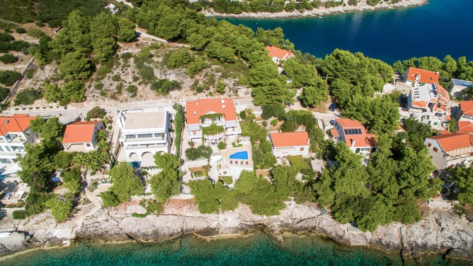 Beautiful apartment villa in the first row next to the beach on the island of Brač!