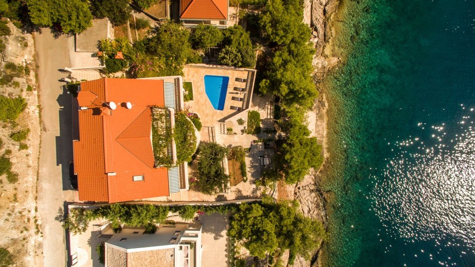 Beautiful apartment villa in the first row next to the beach on the island of Brač!