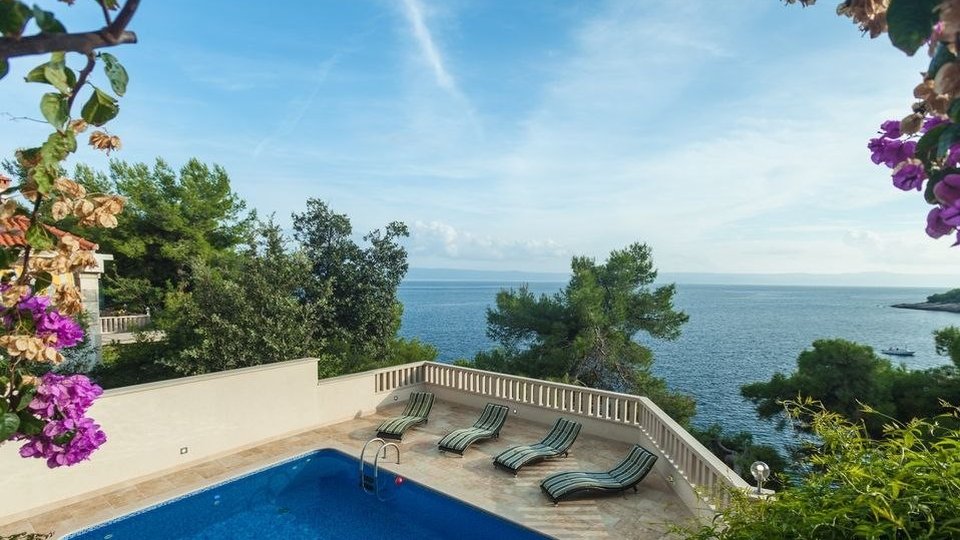 Beautiful apartment villa in the first row next to the beach on the island of Brač!