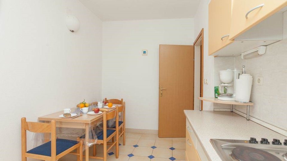 Prekrasna apartmanska  vila prvi red uz plažu na otoku Braču!