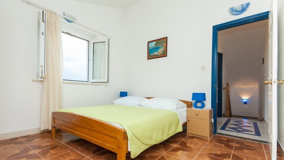 Prekrasna apartmanska  vila prvi red uz plažu na otoku Braču!