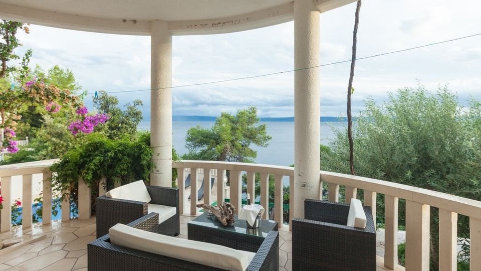 Beautiful apartment villa in the first row next to the beach on the island of Brač!