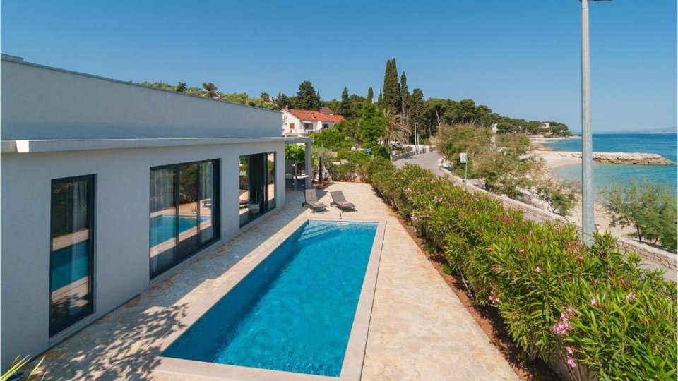 Two luxury villas with a swimming pool in the first row by the beach on the island of Brač!