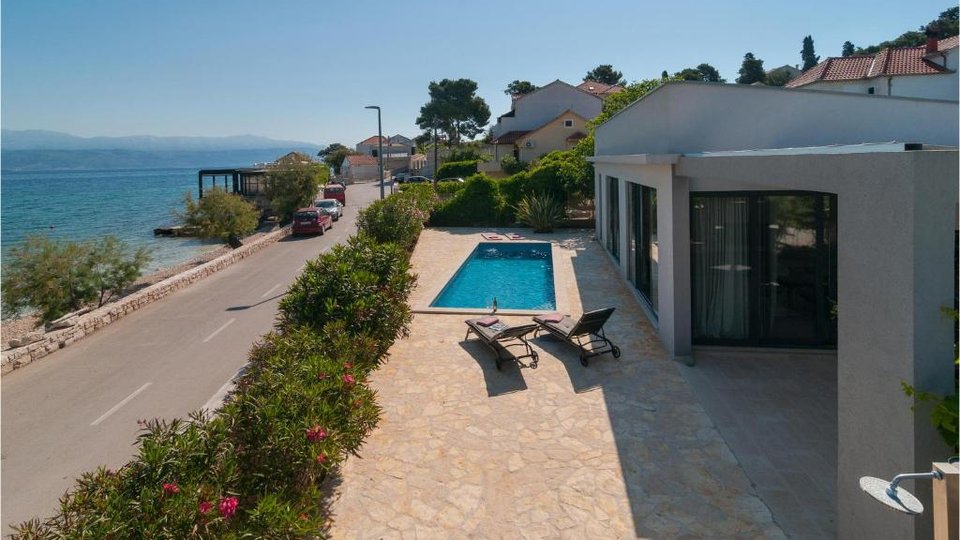 Two luxury villas with a swimming pool in the first row by the beach on the island of Brač!