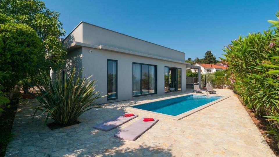 Two luxury villas with a swimming pool in the first row by the beach on the island of Brač!