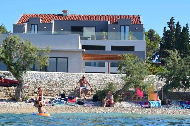 Two luxury villas with a swimming pool in the first row by the beach on the island of Brač!