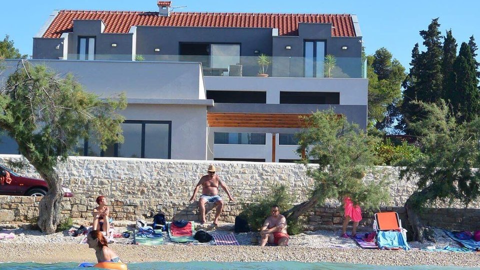 Two luxury villas with a swimming pool in the first row by the beach on the island of Brač!