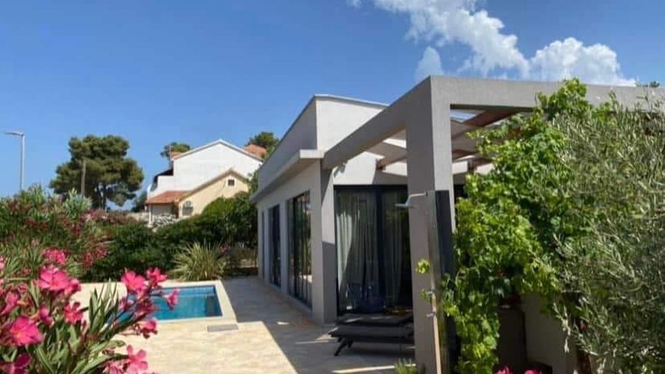 Two luxury villas with a swimming pool in the first row by the beach on the island of Brač!