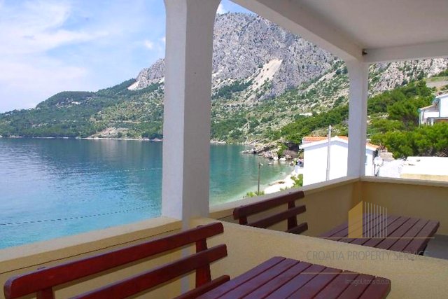 Apartment house on the Makarska Riviera - first row to the sea!