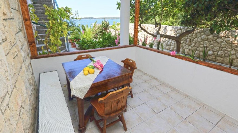 Charmante Villa in außergewöhnlicher Lage am Meer in der Stadt Hvar!