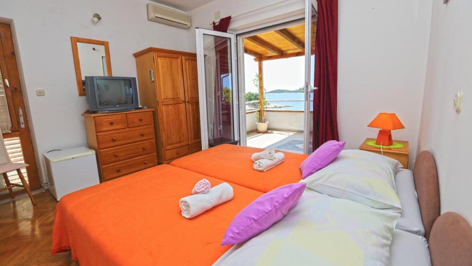 Charming villa in an exceptional location by the sea in the town of Hvar!