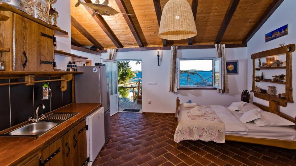 Charming villa in an exceptional location by the sea in the town of Hvar!