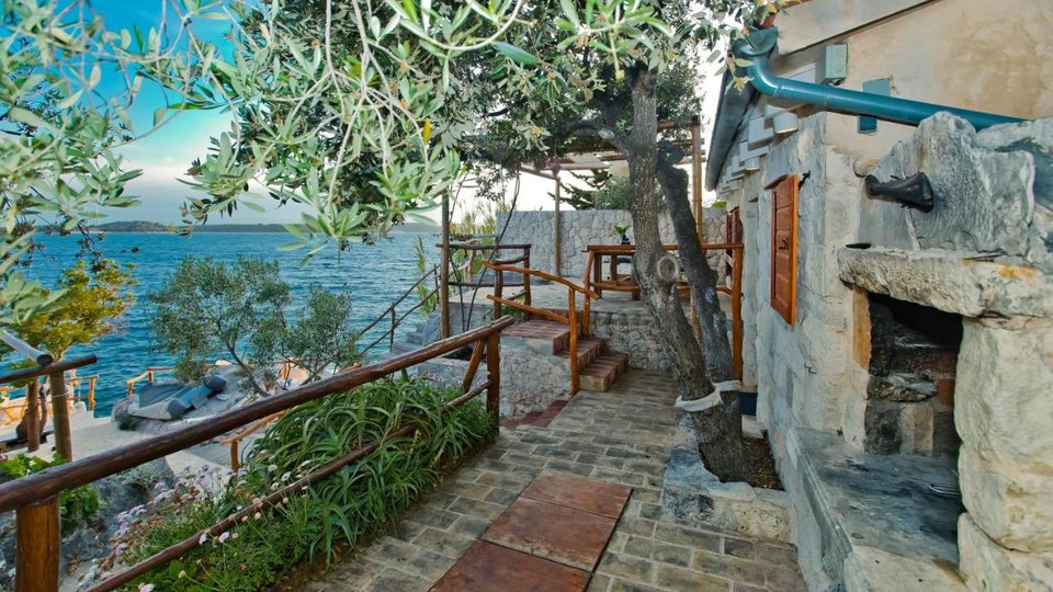 Charmante Villa in außergewöhnlicher Lage am Meer in der Stadt Hvar!