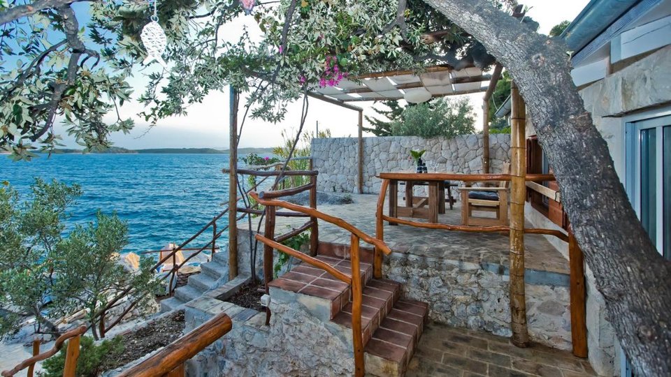 Charming villa in an exceptional location by the sea in the town of Hvar!