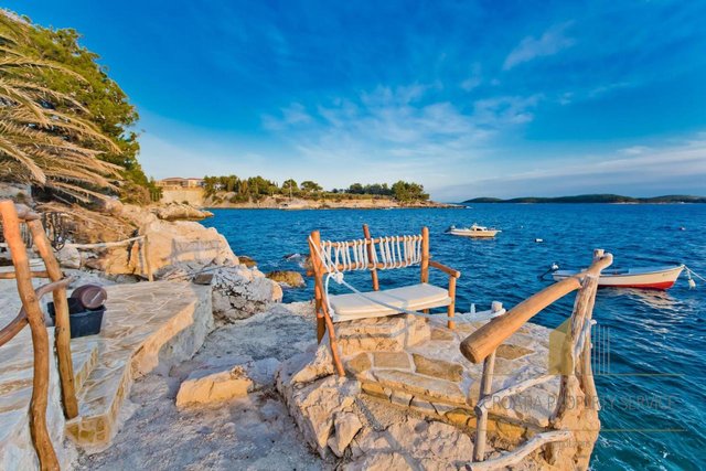 Charming villa in an exceptional location by the sea in the town of Hvar!