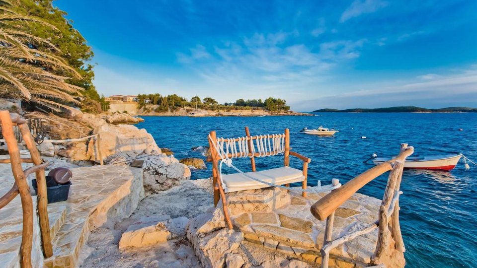 Charming villa in an exceptional location by the sea in the town of Hvar!