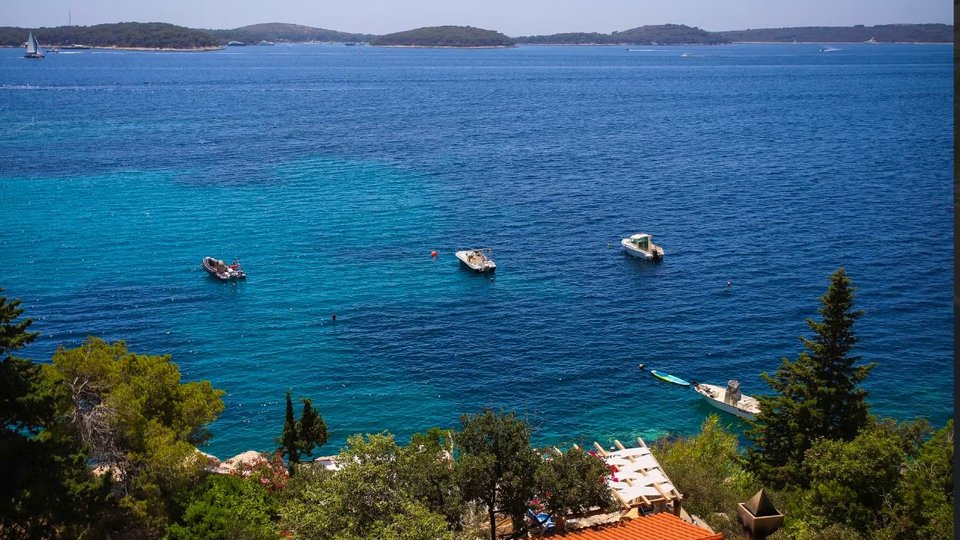 Charming villa in an exceptional location by the sea in the town of Hvar!