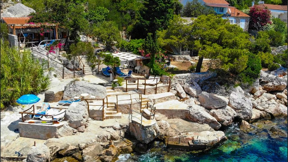 Charming villa in an exceptional location by the sea in the town of Hvar!