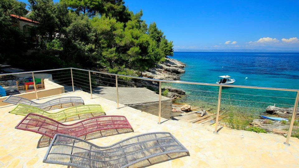 Beautiful villa on the island of Korčula, 1st row to the sea, with a mooring for a boat and a swimming pool!