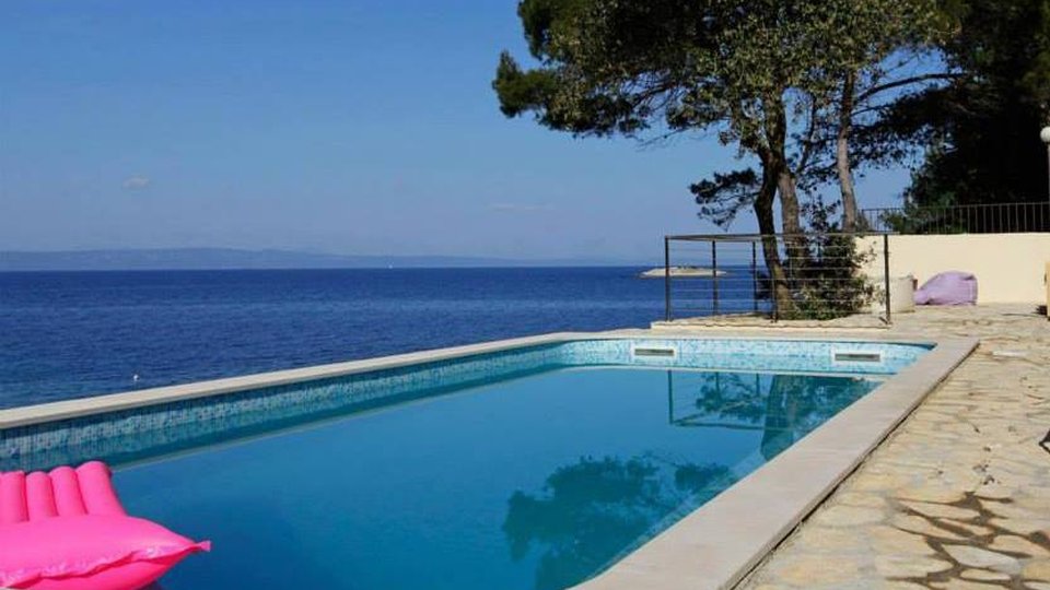 Beautiful villa on the island of Korčula, 1st row to the sea, with a mooring for a boat and a swimming pool!